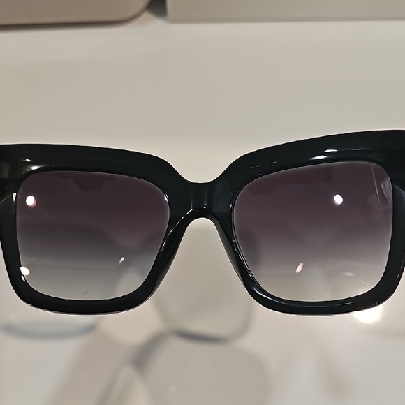 DOLCE GABANNNA elegant Sunglasses - Picture 2 of 6